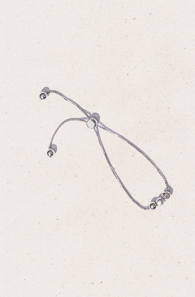 Pendulum Bracelet - SilverBraceletSimplistic and elegant design with three ball pendants in different finishings - matte, shiny and shiny 'crushed', as well as two additional balls embellishing the eGlobalistinaPendulum Bracelet - SilverGlobalistina